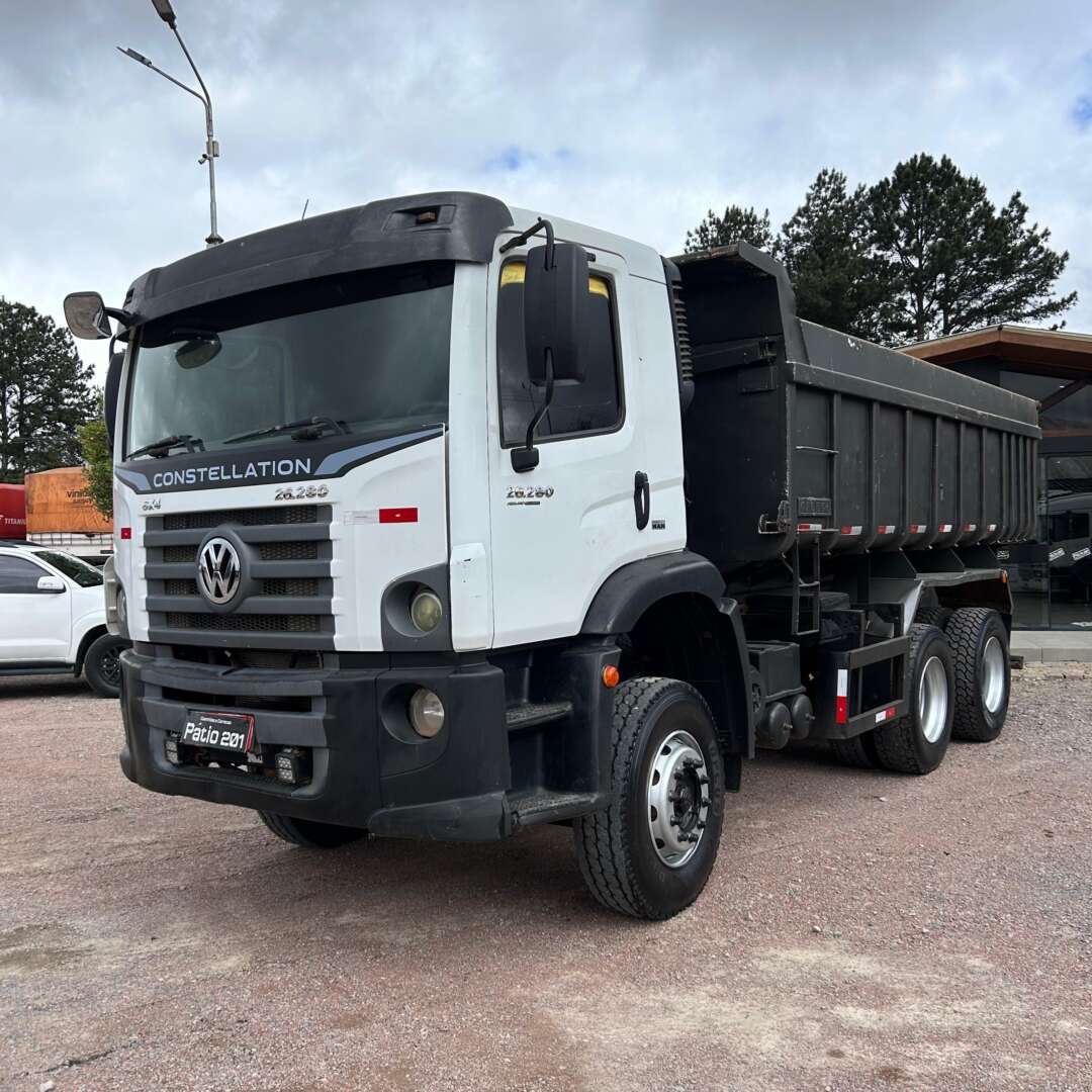 Caminhão VOLKSWAGEN VW 26280 Caçamba Basculante ANO 2013 de Patio 201 Caminhoes e Carretas no Paraná