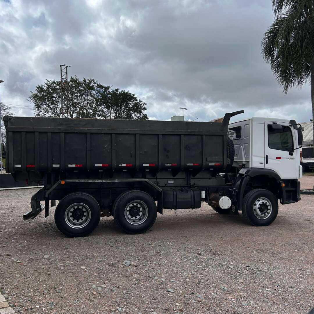 Caminhão VOLKSWAGEN VW 26280 Caçamba Basculante ANO 2013 de Patio 201 Caminhoes e Carretas no Paraná