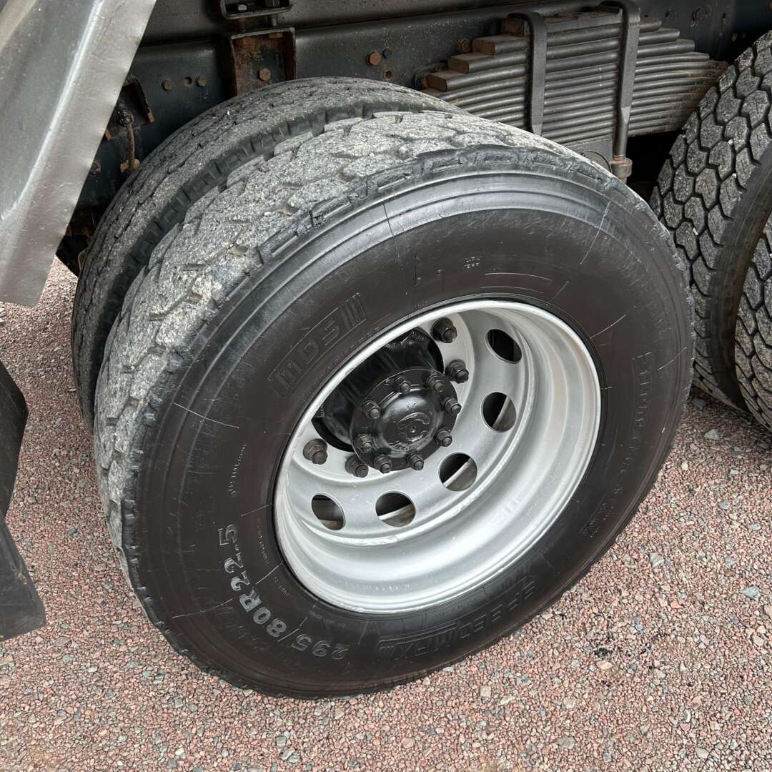 Caminhão VOLKSWAGEN VW 26280 Caçamba Basculante ANO 2013 de Patio 201 Caminhoes e Carretas no Paraná