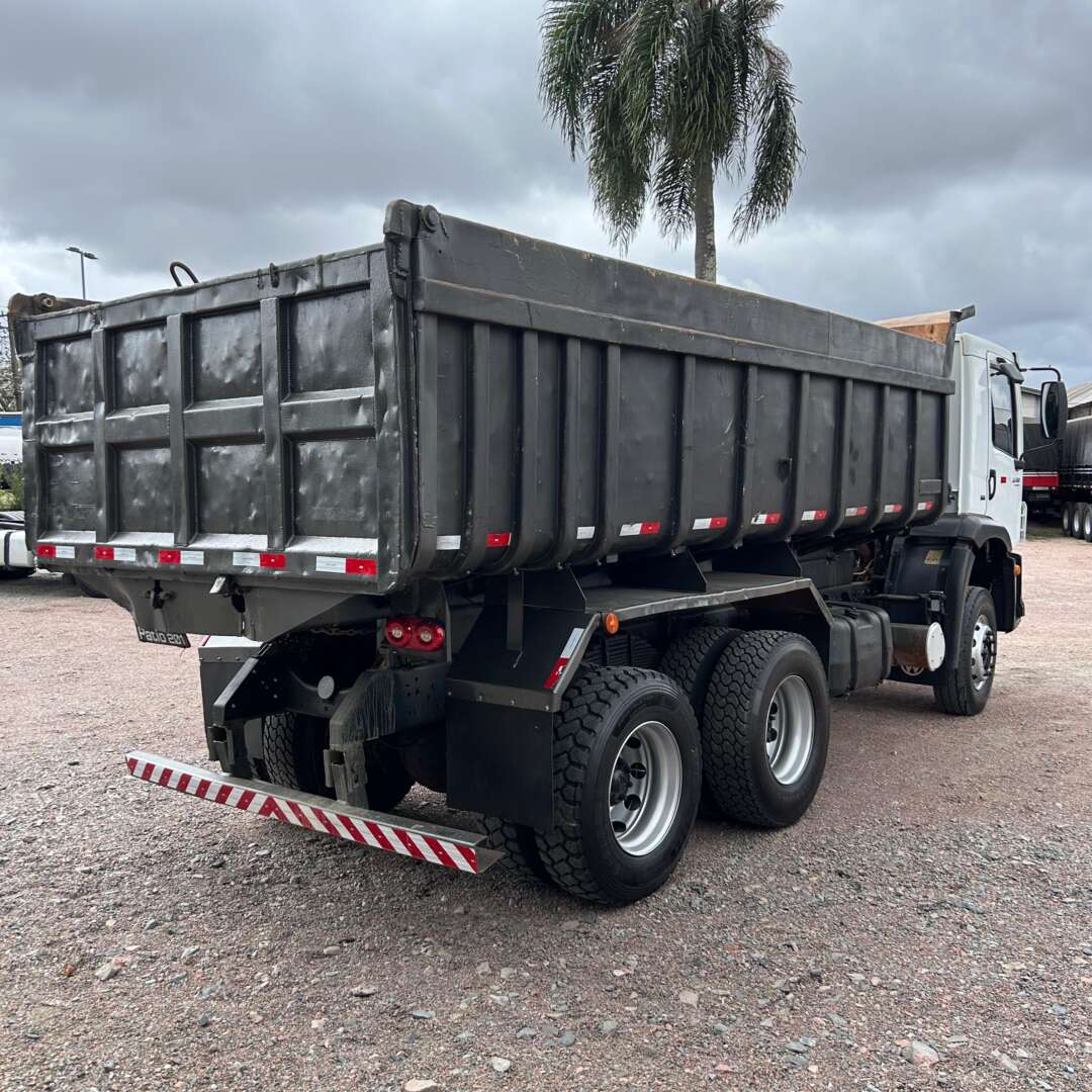 Caminhão VOLKSWAGEN VW 26280 Caçamba Basculante ANO 2013 de Patio 201 Caminhoes e Carretas no Paraná