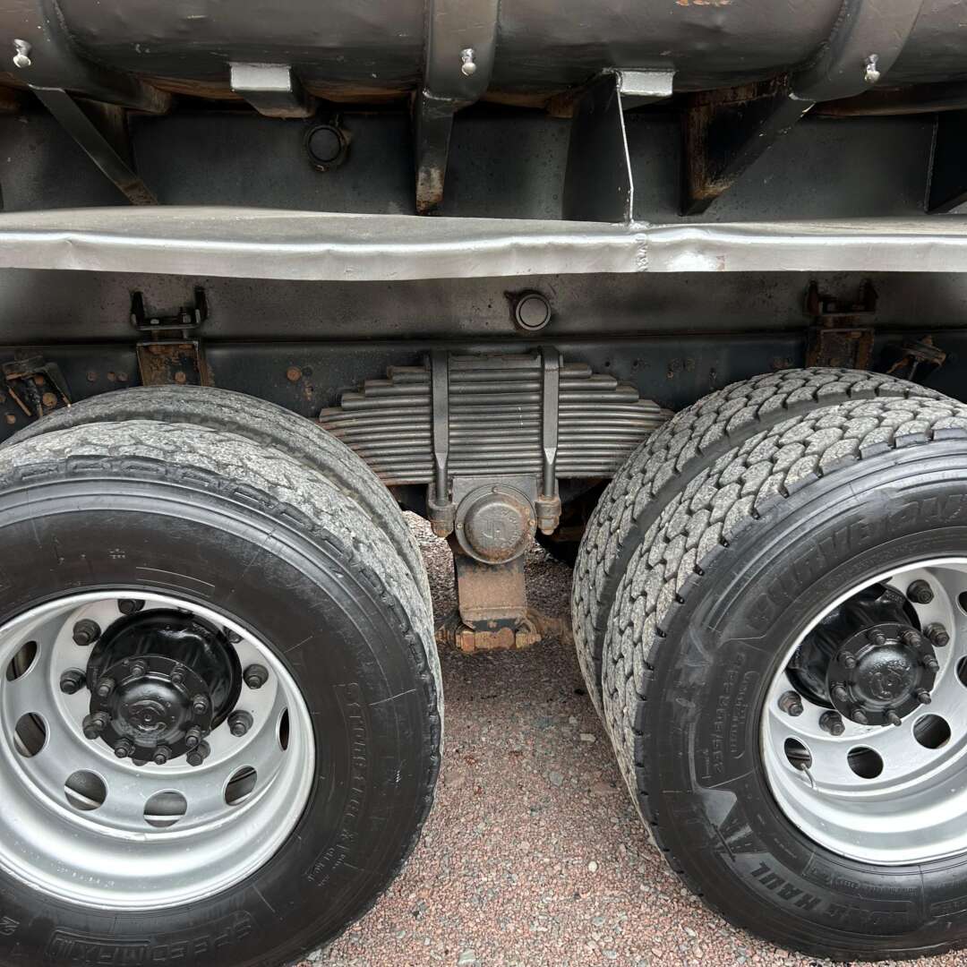 Caminhão VOLKSWAGEN VW 26280 Caçamba Basculante ANO 2013 de Patio 201 Caminhoes e Carretas no Paraná