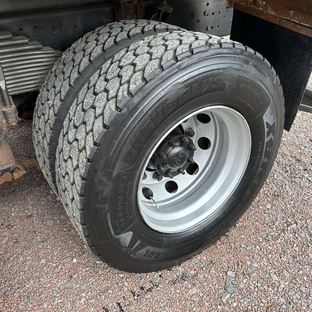 Caminhão VOLKSWAGEN VW 26280 Caçamba Basculante ANO 2013 de Patio 201 Caminhoes e Carretas no Paraná