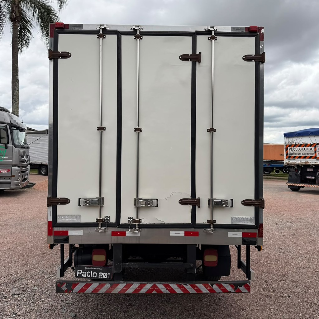Caminhão VOLKSWAGEN VW 5150 Baú Frigorífico ANO 2015 de Patio 201 Caminhoes e Carretas no Paraná