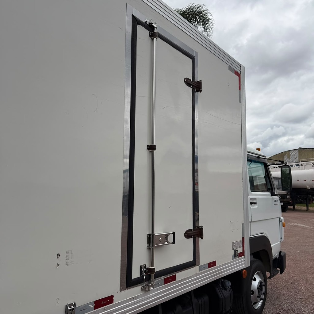 Caminhão VOLKSWAGEN VW 5150 Baú Frigorífico ANO 2015 de Patio 201 Caminhoes e Carretas no Paraná