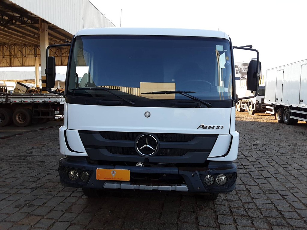 Caminhão MERCEDES BENZ MB 1719 Caçamba Basculante ANO 2022 de Fernando Vamos Seminovos em São Paulo