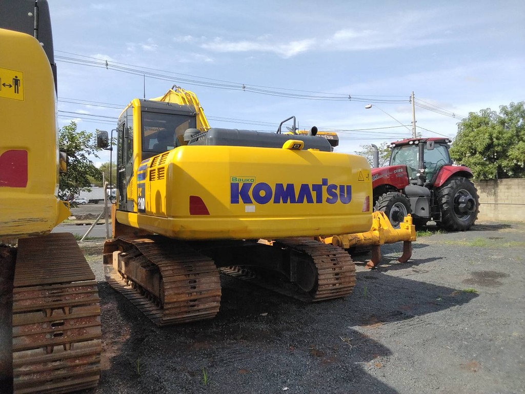 ESCAVADEIRA KOMATSU PC210 ANO 2022 de Fernando Vamos Seminovos em São Paulo