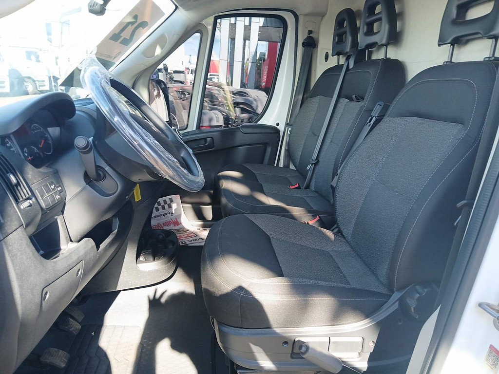 Caminhão ·UTILITÁRIO FIAT DUCATO MAXICARGO 2.3 Baú Furgão ANO 2021 de Thiago Vamos Seminovos em São Paulo