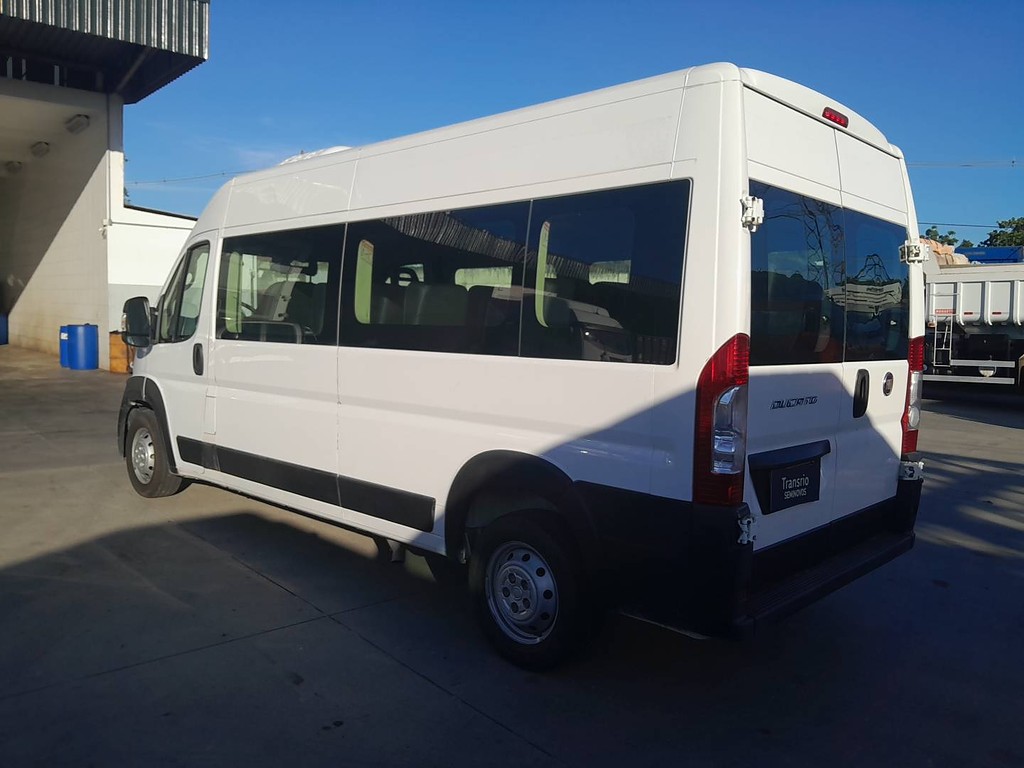 Caminhão ·UTILITÁRIO FIAT DUCATO MINIBUS 2.3 Passageiro ANO 2021 de Thiago Vamos Seminovos em São Paulo