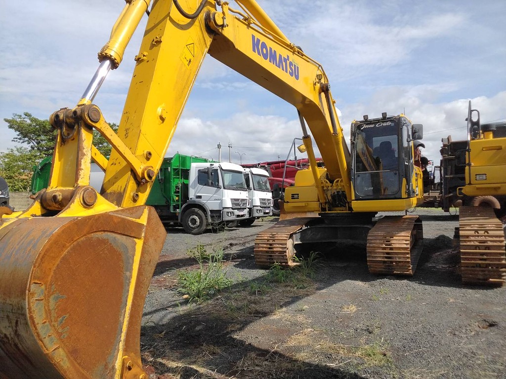 ESCAVADEIRA KOMATSU PC210 ANO 2022 de Fernando Vamos Seminovos em São Paulo