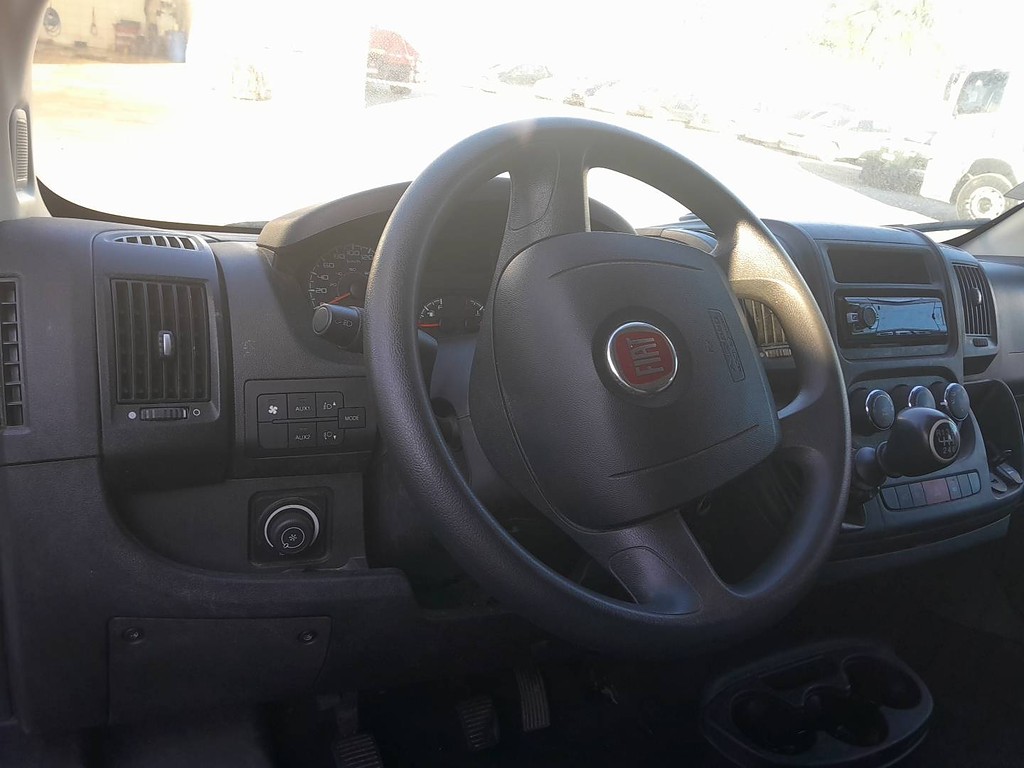 Caminhão ·UTILITÁRIO FIAT DUCATO MINIBUS 2.3 Passageiro ANO 2021 de Thiago Vamos Seminovos em São Paulo