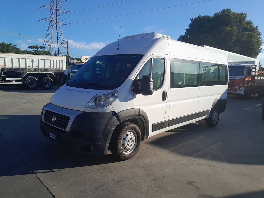 Caminhão ·UTILITÁRIO FIAT DUCATO MINIBUS 2.3 Passageiro ANO 2021 de Thiago Vamos Seminovos em São Paulo
