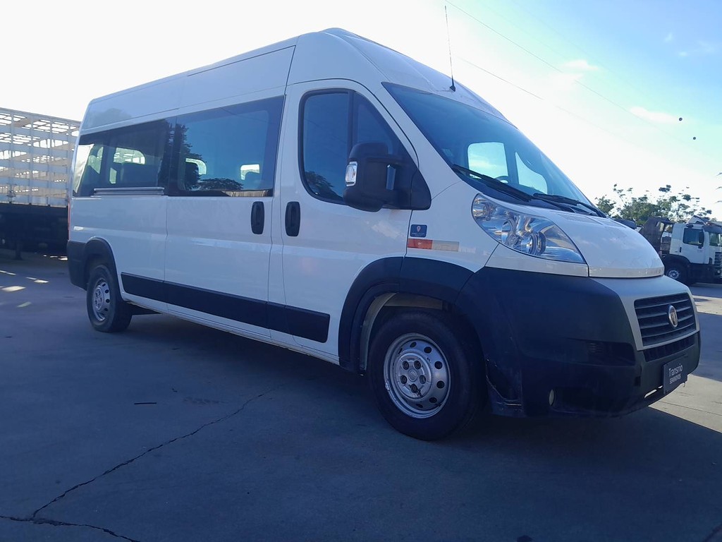 Caminhão ·UTILITÁRIO FIAT DUCATO MINIBUS 2.3 Passageiro ANO 2021 de Thiago Vamos Seminovos em São Paulo