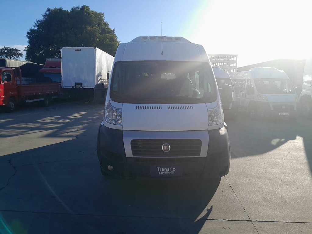 Caminhão ·UTILITÁRIO FIAT DUCATO MINIBUS 2.3 Passageiro ANO 2021 de Thiago Vamos Seminovos em São Paulo