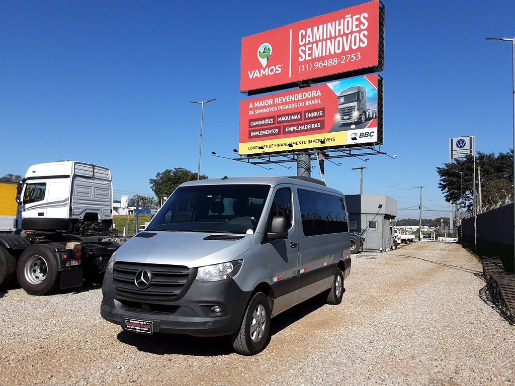 Caminhão ·UTILITÁRIO MERCEDES BENZ SPRINTER FURGÃO 416 Passageiro ANO 2021 de Fernando Vamos Seminovos em São Paulo