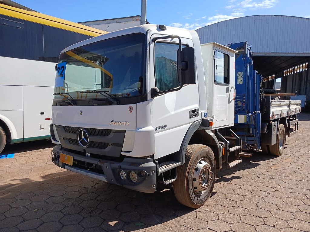 Caminhão MERCEDES BENZ MB 1719 Guincho Munck ANO 2022 de Fernando Vamos Seminovos em São Paulo