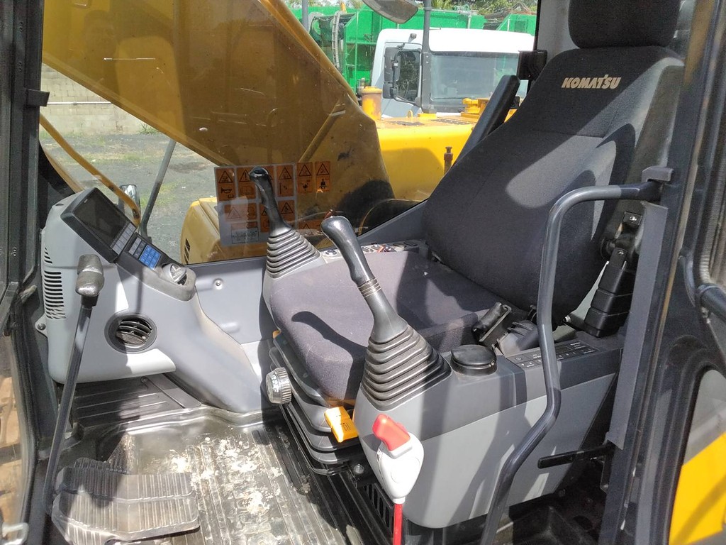 ESCAVADEIRA KOMATSU PC210 ANO 2022 de Fernando Vamos Seminovos em São Paulo