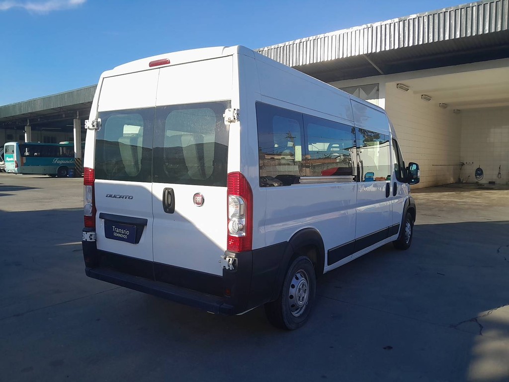 Caminhão ·UTILITÁRIO FIAT DUCATO MINIBUS 2.3 Passageiro ANO 2021 de Thiago Vamos Seminovos em São Paulo