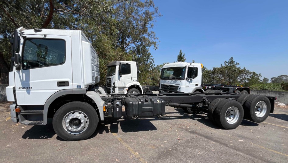 Caminhão MERCEDES BENZ MB 2430 Chassis ANO 2022 de Thiago Vamos Seminovos em São Paulo