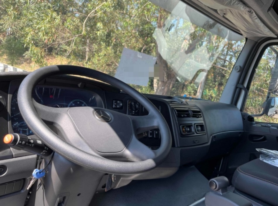 Caminhão MERCEDES BENZ MB 2430 Chassis ANO 2022 de Thiago Vamos Seminovos em São Paulo