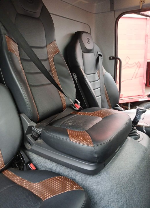 Caminhão MERCEDES BENZ MB 2426 Baú Furgão ANO de Thiago Vamos Seminovos em São Paulo