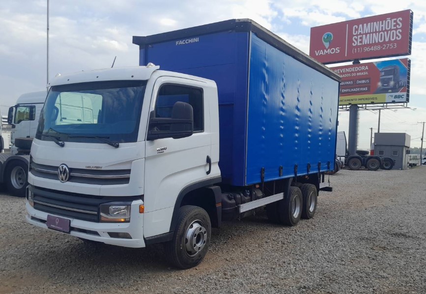 Caminhão VOLKSWAGEN VW 11180 Baú Sider ANO 2021 de Thiago Vamos Seminovos em São Paulo