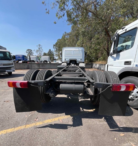Caminhão MERCEDES BENZ MB 2430 Chassis ANO 2022 de Thiago Vamos Seminovos em São Paulo
