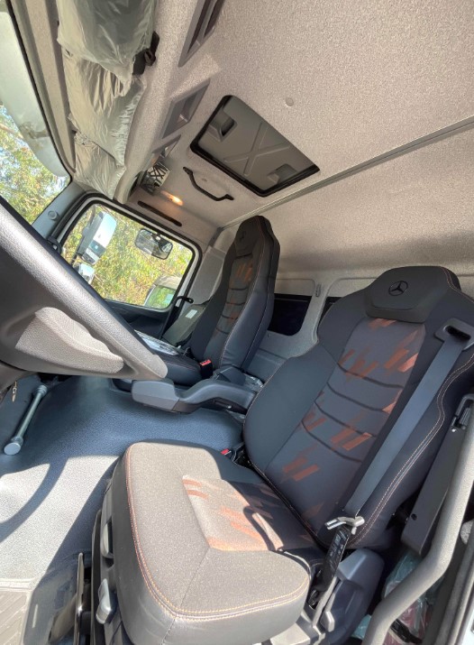 Caminhão MERCEDES BENZ MB 2430 Chassis ANO 2022 de Thiago Vamos Seminovos em São Paulo