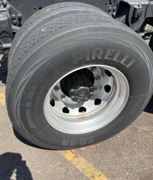 Caminhão MERCEDES BENZ MB 2430 Chassis ANO 2022 de Thiago Vamos Seminovos em São Paulo