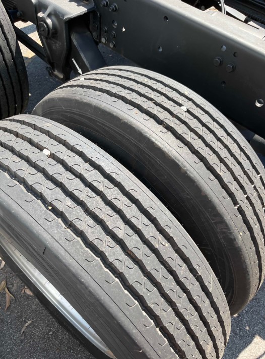 Caminhão MERCEDES BENZ MB 2430 Chassis ANO 2022 de Thiago Vamos Seminovos em São Paulo