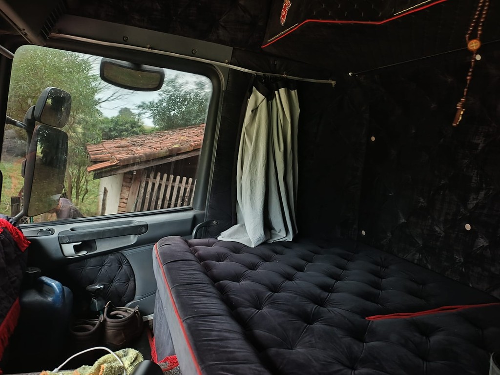 Caminhão SCANIA P310 Carga Seca ANO 2013 de Ponce Sanches Transportes em São Paulo