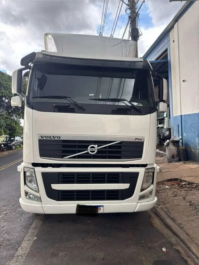 Caminhão VOLVO FH 420 Cavalo Mecânico ANO 2012 de Gustavo Cintra em São Paulo