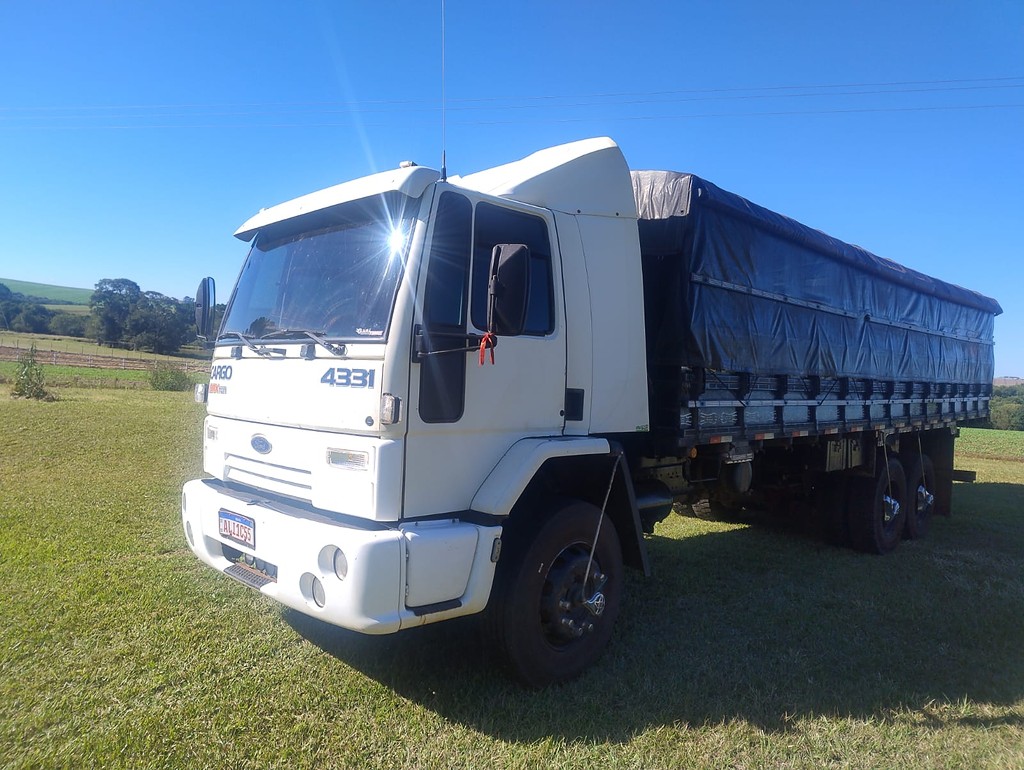 Caminhão FORD CARGO 4331 Graneleiro ANO 2003 de Venda Truck Anúncios Pinhão PR no Paraná