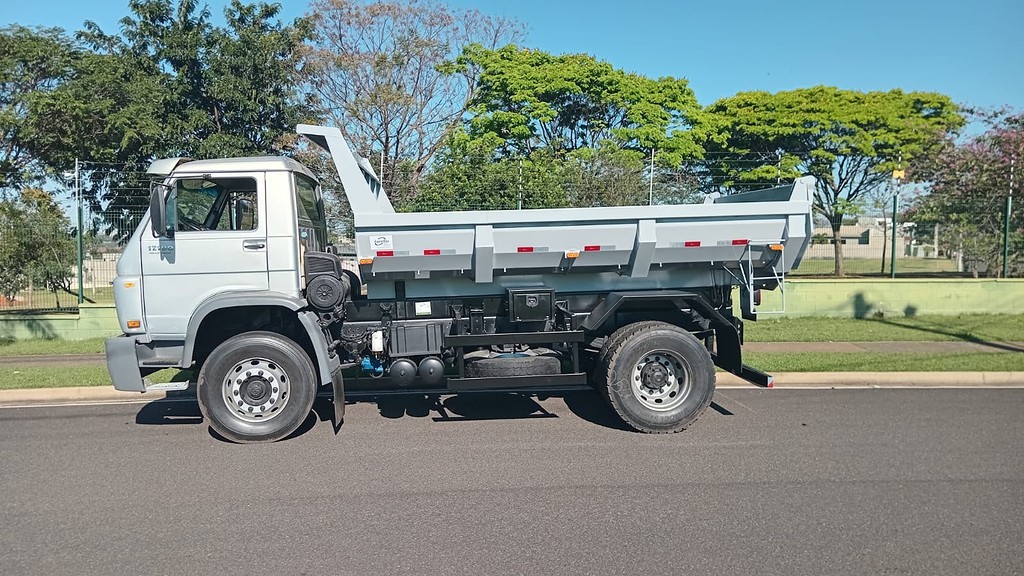 Caminhão VOLKSWAGEN VW 17190 Caçamba Basculante ANO 2015 de FBM Caminhões em São Paulo