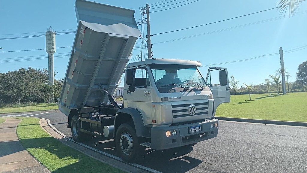 Caminhão VOLKSWAGEN VW 17190 Caçamba Basculante ANO 2015 de FBM Caminhões em São Paulo