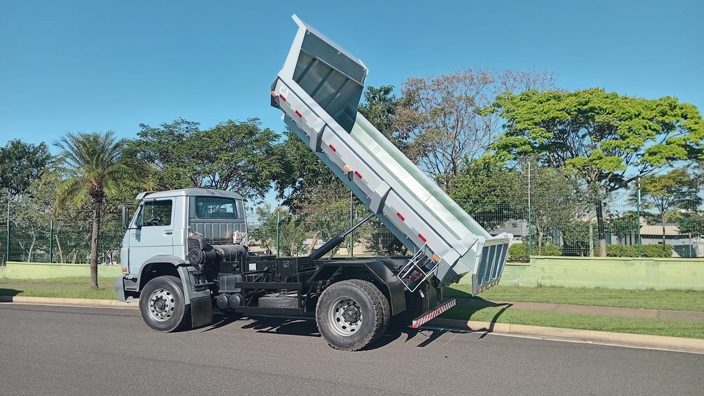 Caminhão VOLKSWAGEN VW 17190 Caçamba Basculante ANO 2015 de FBM Caminhões em São Paulo
