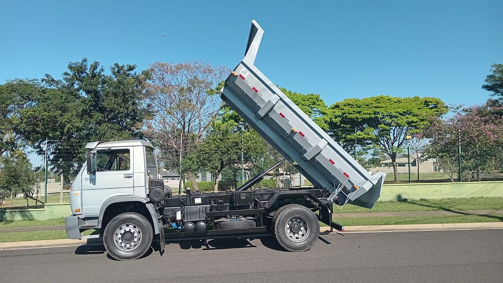 Caminhão VOLKSWAGEN VW 17190 Caçamba Basculante ANO 2015 de FBM Caminhões em São Paulo