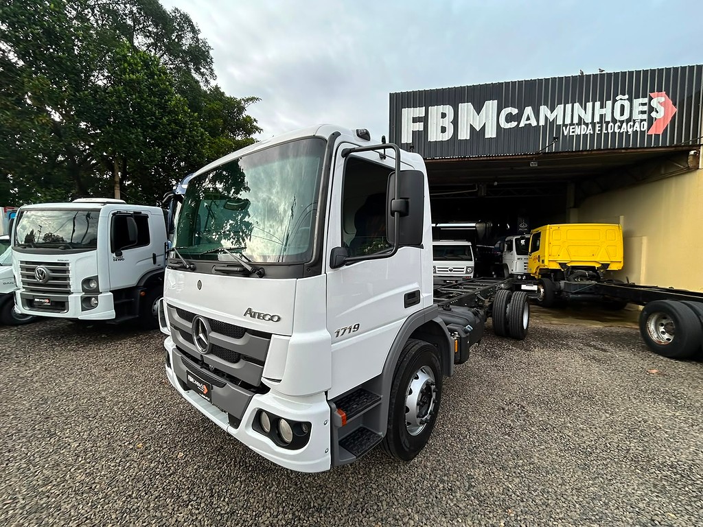 Caminhão MERCEDES BENZ MB 1719 Chassis ANO 2017 de FBM Caminhões em São Paulo