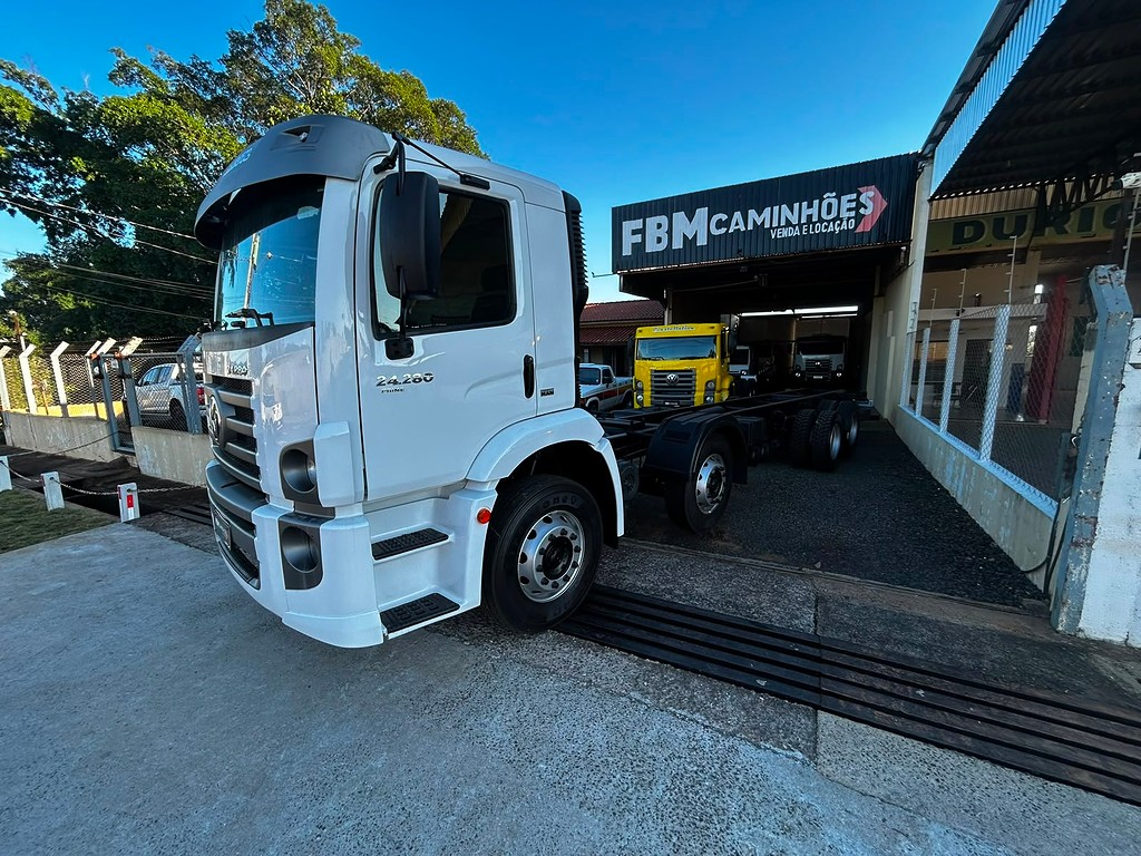 Caminhão VOLKSWAGEN VW 24280 Chassis ANO 2021 de FBM Caminhões em São Paulo