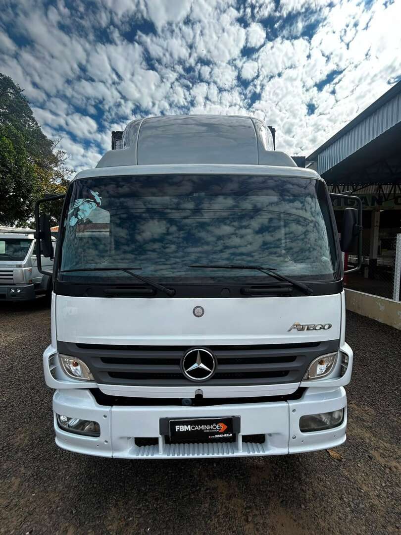 Caminhão MERCEDES BENZ MB 1418 Baú Furgão ANO 2005 de FBM Caminhões em São Paulo