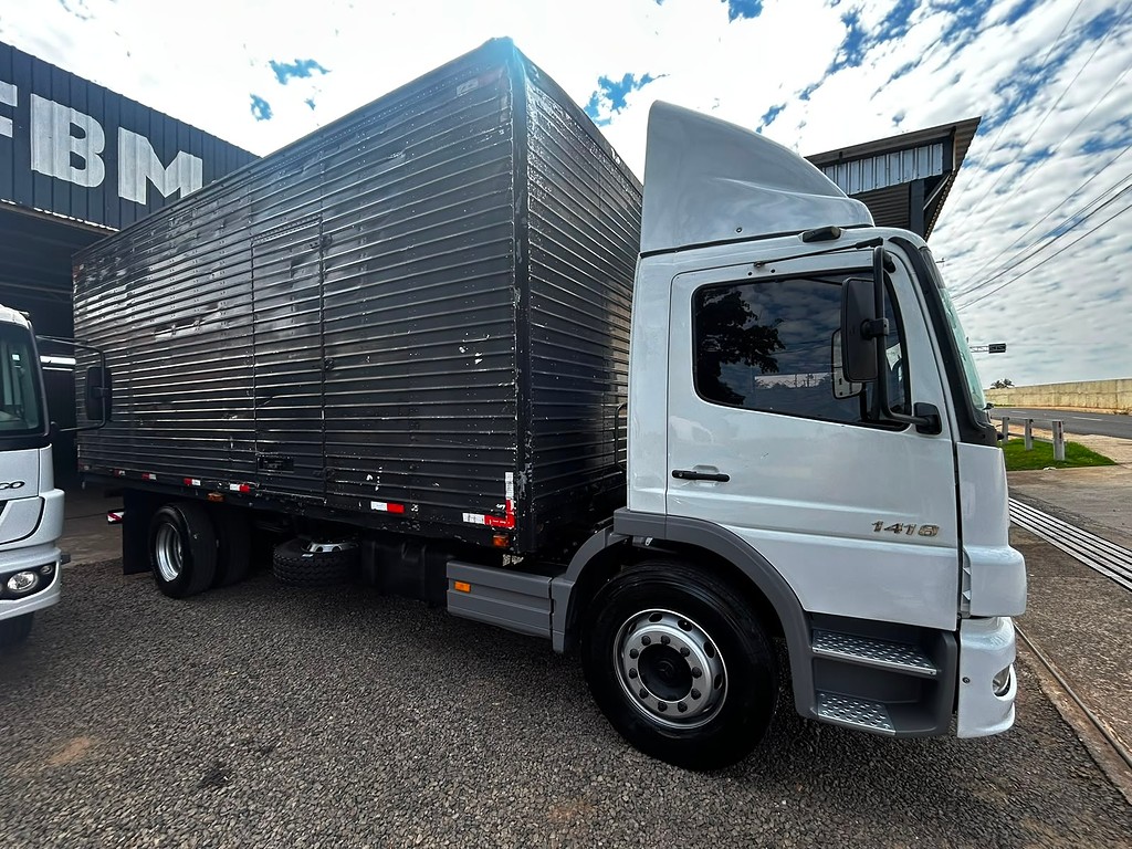 Caminhão MERCEDES BENZ MB 1418 Baú Furgão ANO 2005 de FBM Caminhões em São Paulo