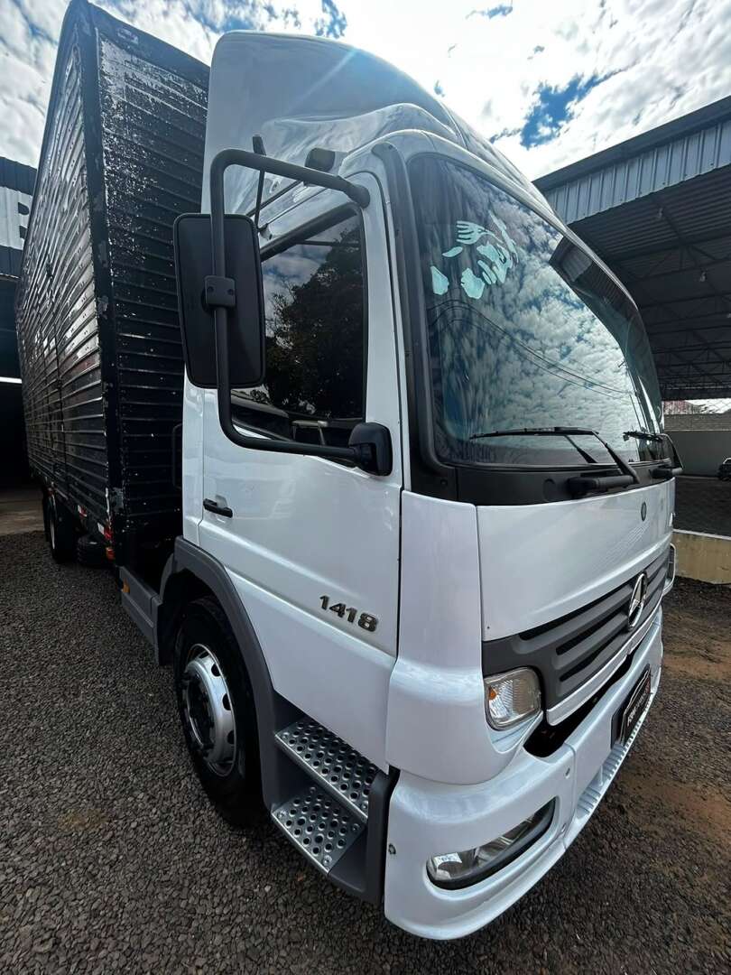 Caminhão MERCEDES BENZ MB 1418 Baú Furgão ANO 2005 de FBM Caminhões em São Paulo