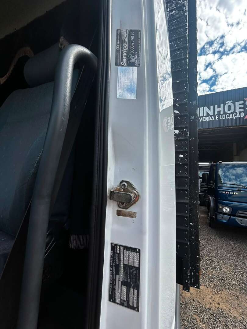 Caminhão MERCEDES BENZ MB 1418 Baú Furgão ANO 2005 de FBM Caminhões em São Paulo