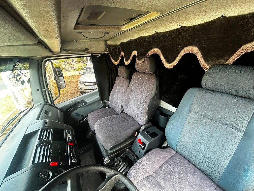 Caminhão MERCEDES BENZ MB 1418 Baú Furgão ANO 2005 de FBM Caminhões em São Paulo