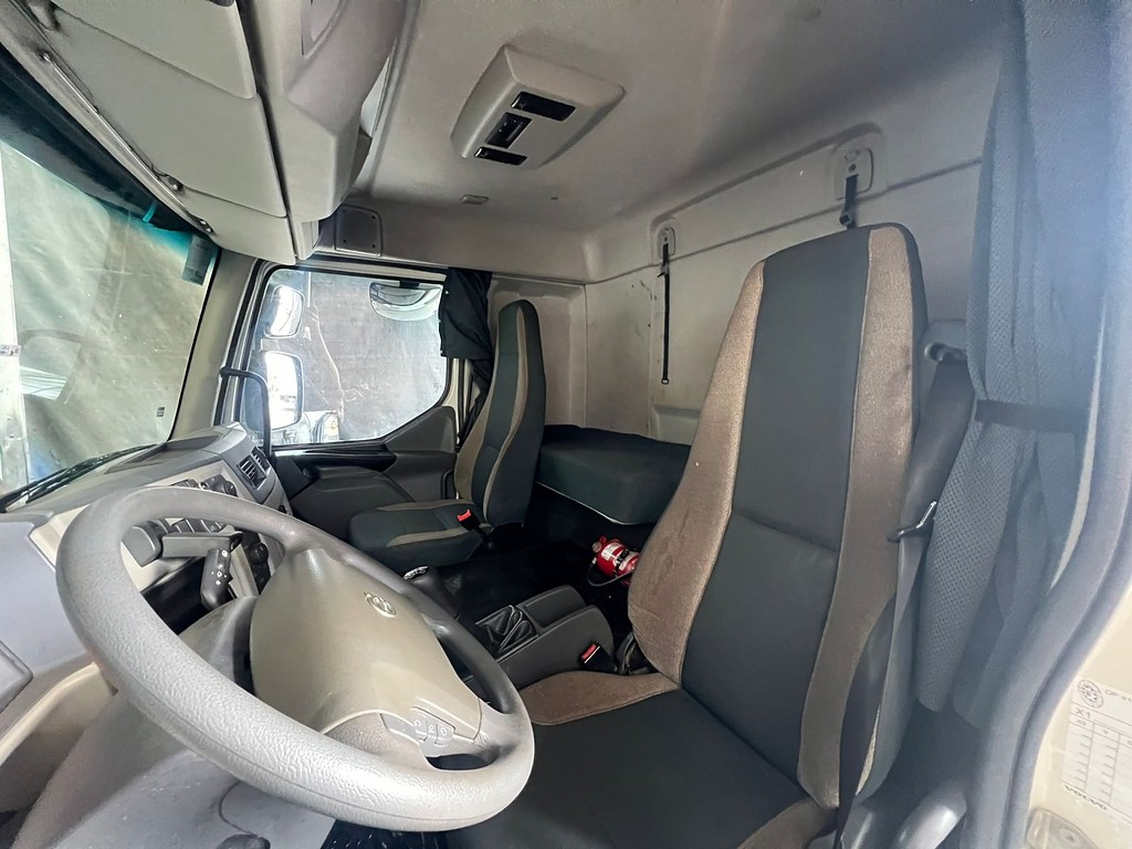 Caminhão VOLVO VM 270 Baú Furgão ANO 2021 de Rodolima Caminhoes no Paraná