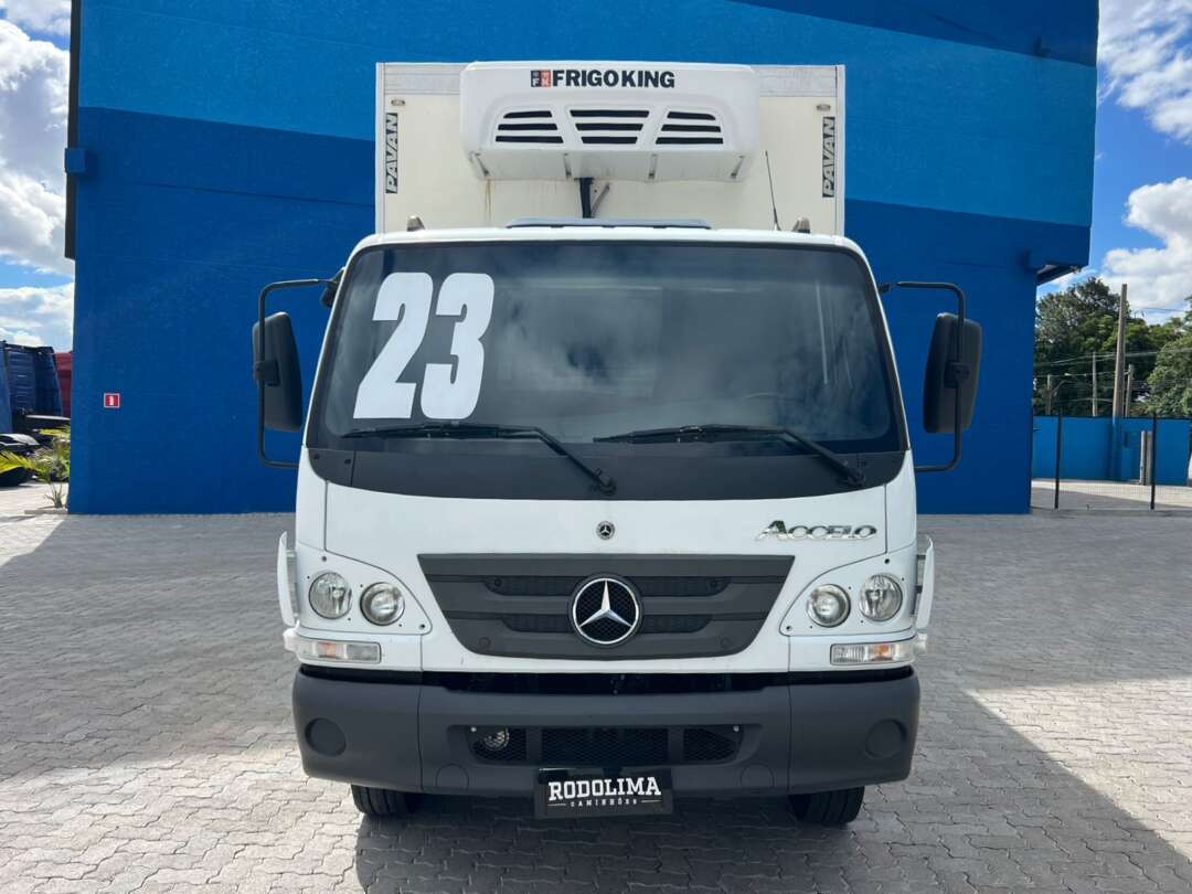 Caminhão MERCEDES BENZ MB 1016 Baú Frigorífico ANO 2023 de Rodolima Caminhoes no Paraná