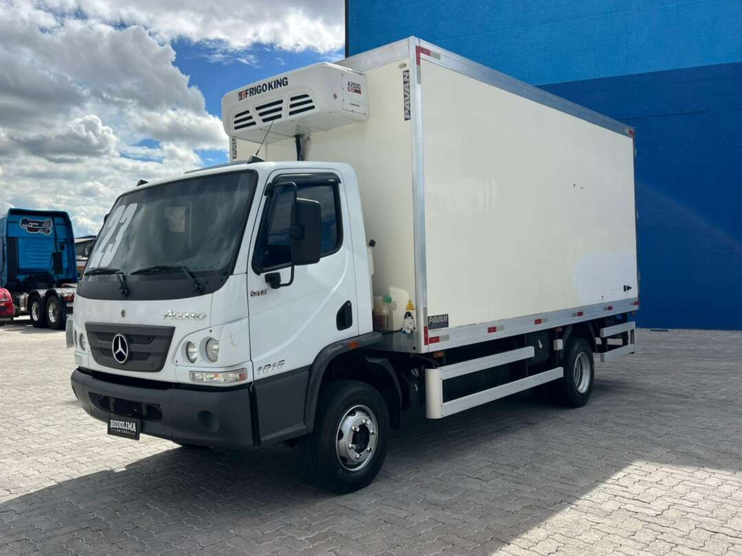 Caminhão MERCEDES BENZ MB 1016 Baú Frigorífico ANO 2023 de Rodolima Caminhoes no Paraná