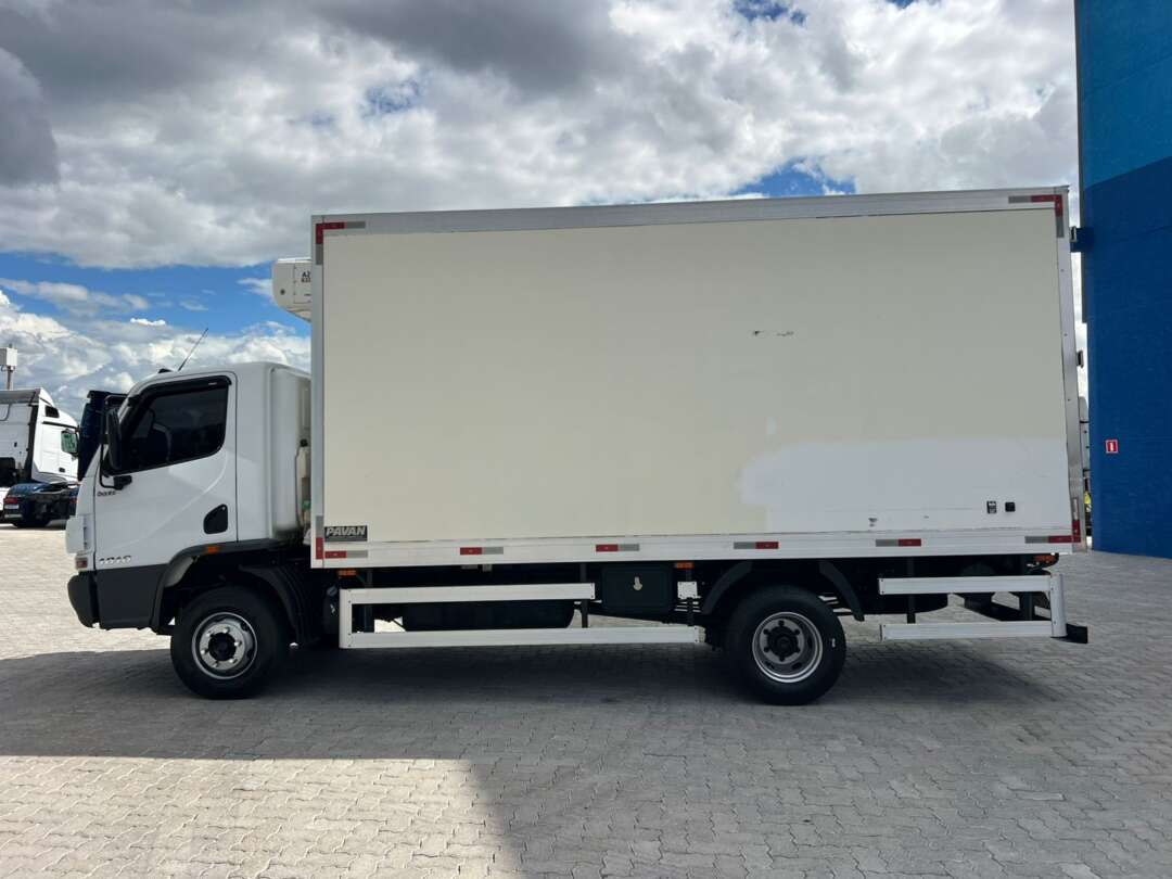 Caminhão MERCEDES BENZ MB 1016 Baú Frigorífico ANO 2023 de Rodolima Caminhoes no Paraná