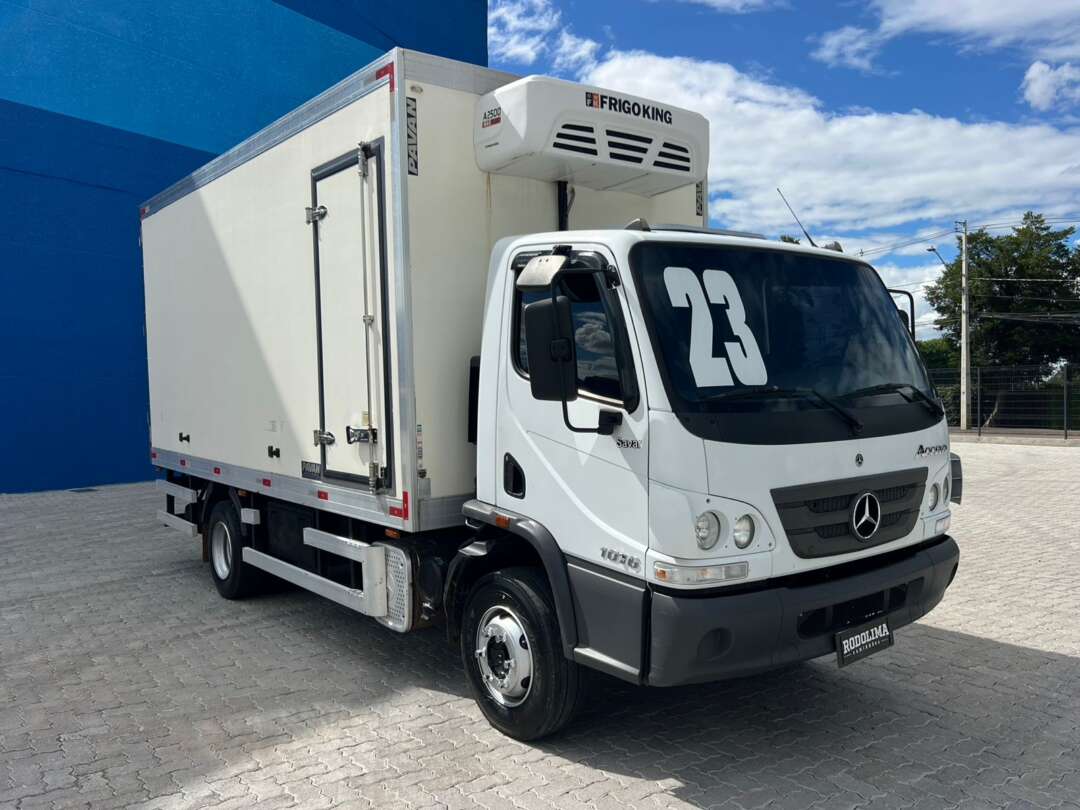 Caminhão MERCEDES BENZ MB 1016 Baú Frigorífico ANO 2023 de Rodolima Caminhoes no Paraná