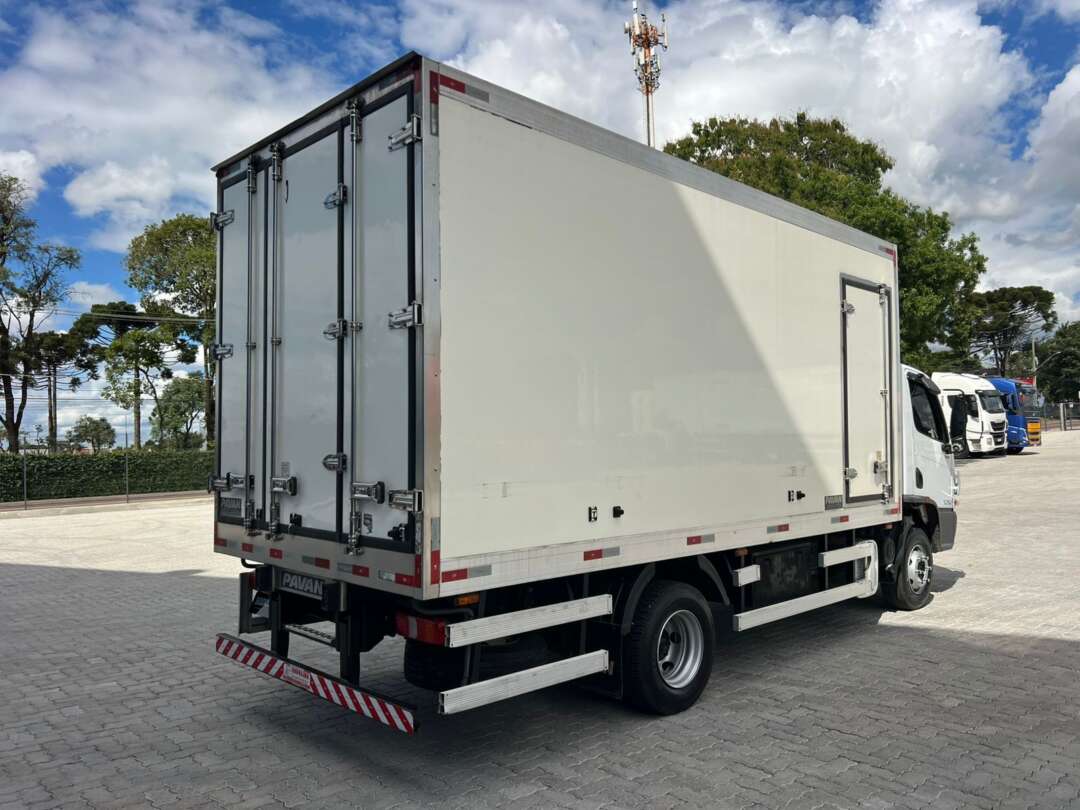 Caminhão MERCEDES BENZ MB 1016 Baú Frigorífico ANO 2023 de Rodolima Caminhoes no Paraná