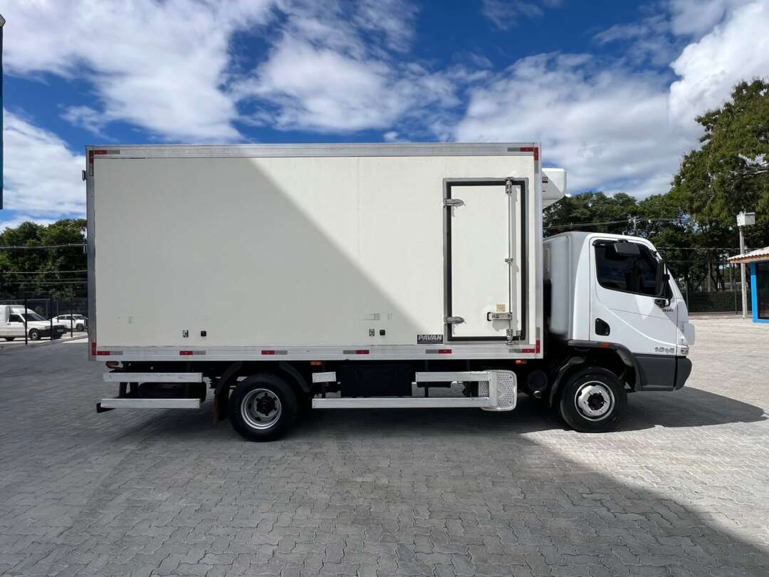 Caminhão MERCEDES BENZ MB 1016 Baú Frigorífico ANO 2023 de Rodolima Caminhoes no Paraná